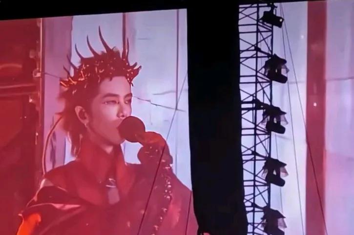 很佩服华晨宇，被网友这么黑，一点也没影响他在华语乐坛的地位。
演唱会依然爆满，依