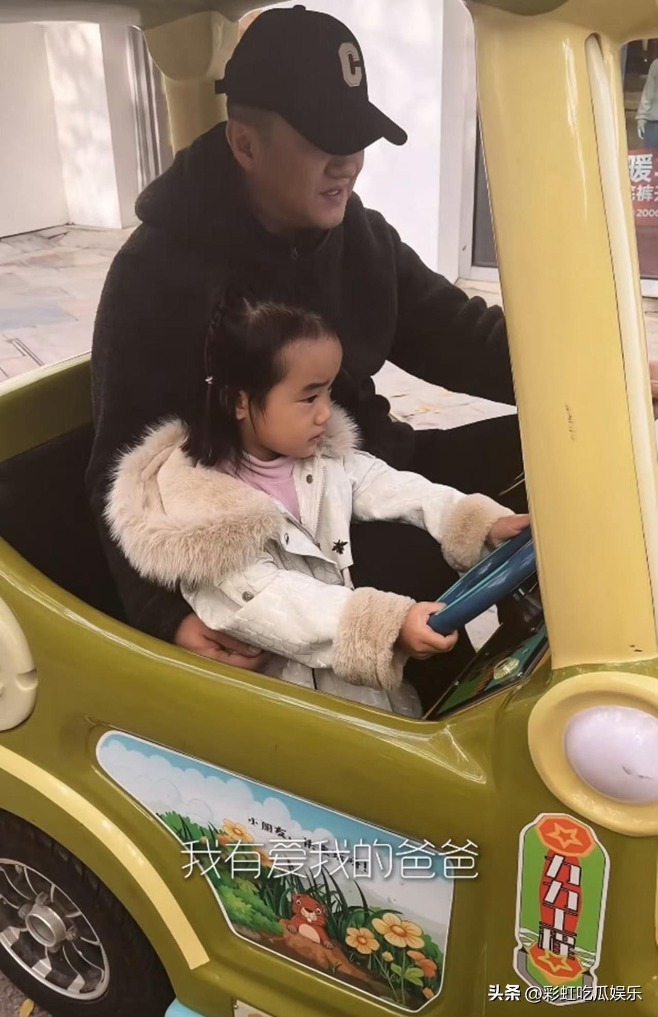 李亚鹏海哈金喜女儿四岁了，夏夏长得好漂亮，眉眼像爸爸身材像妈妈，四岁就已经长手长