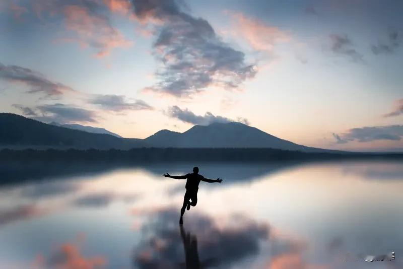 灵魂早已在时光的淬炼中变得丰盈而深邃，它渴望着穿越星辰大海，触摸宇宙的边界，探索
