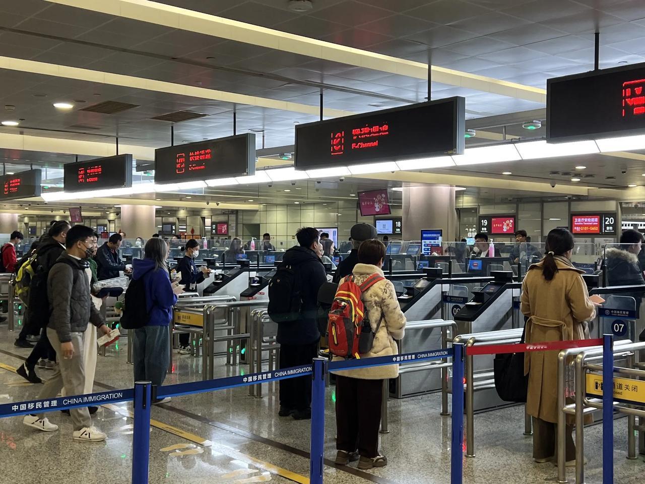 专坑国人的入境小费：欧美游客秒过，中国人却被当众索要，这层窗户纸该捅破了
 
今