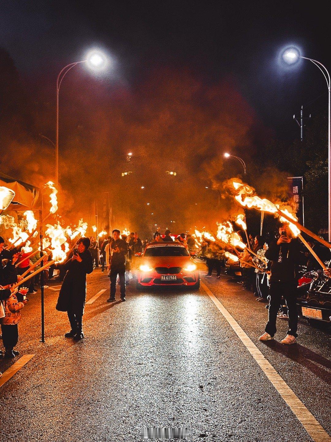 参加完这个活动会有戒断反应！警车开路，街道飘移，市区炸街，真的不太现实的感觉，又