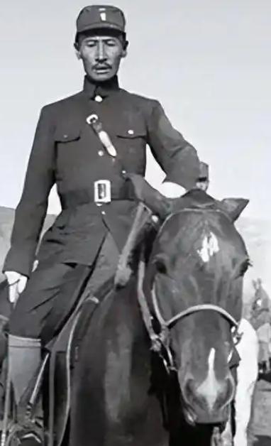 1932年，马占山宣布向日本投降，然而在受降仪式上，他以不识字为由，拒绝在协议上