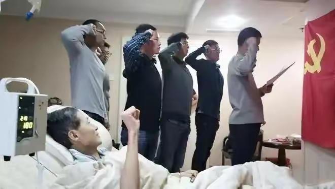 艾跃进，那个病房里举起拳头的人

今天，我想说说艾跃进。一说这名字，很多人心里就