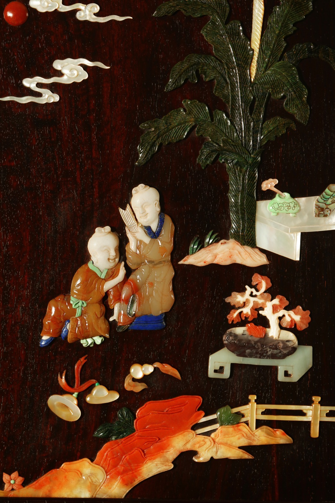 紫檀x缅花【岁朝欢庆】百宝嵌插屏屏座简约素雅，线条优美有韵，屏心百宝嵌饰，寓意岁