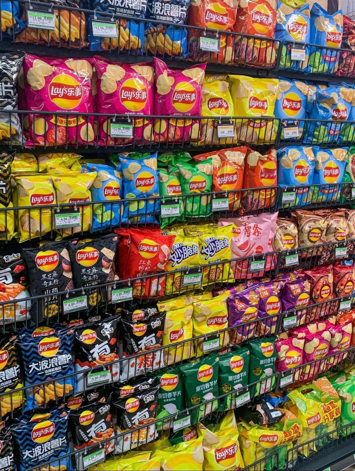 爱吃薯片的人天塌了告诉我这是假的假的，谁能懂我每次去超市看到这个场景都走不动路，