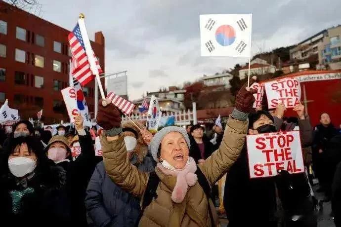 韩国总统尹锡悦躺床上看直播尹锡悦被逮捕，就评这一点，我感觉尹锡悦大概率不会步之前