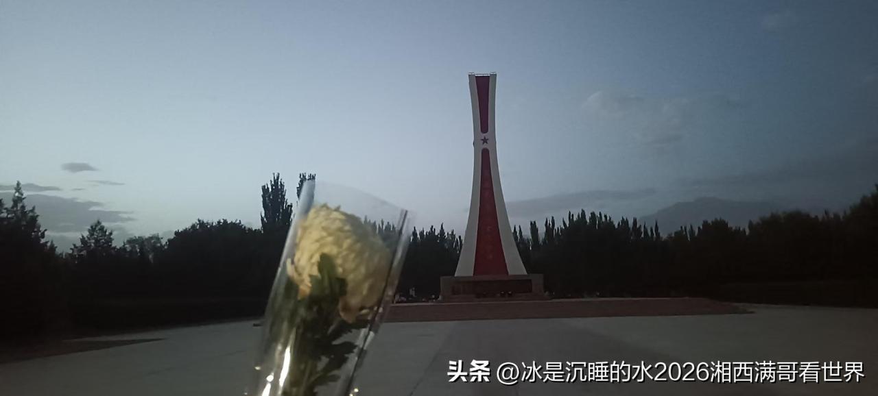 鞠躬、敬礼，向马兰的烈士们献花！
说真的，作为70后，我清楚记得当年跟小伙伴们跳