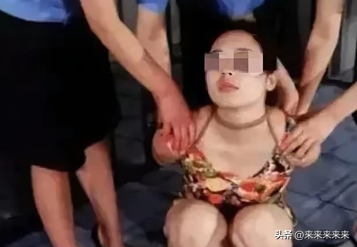 河北一小区内，一名夜跑男子撞见了令人心惊的一幕：一名女子手持3个大盒子，里面装满