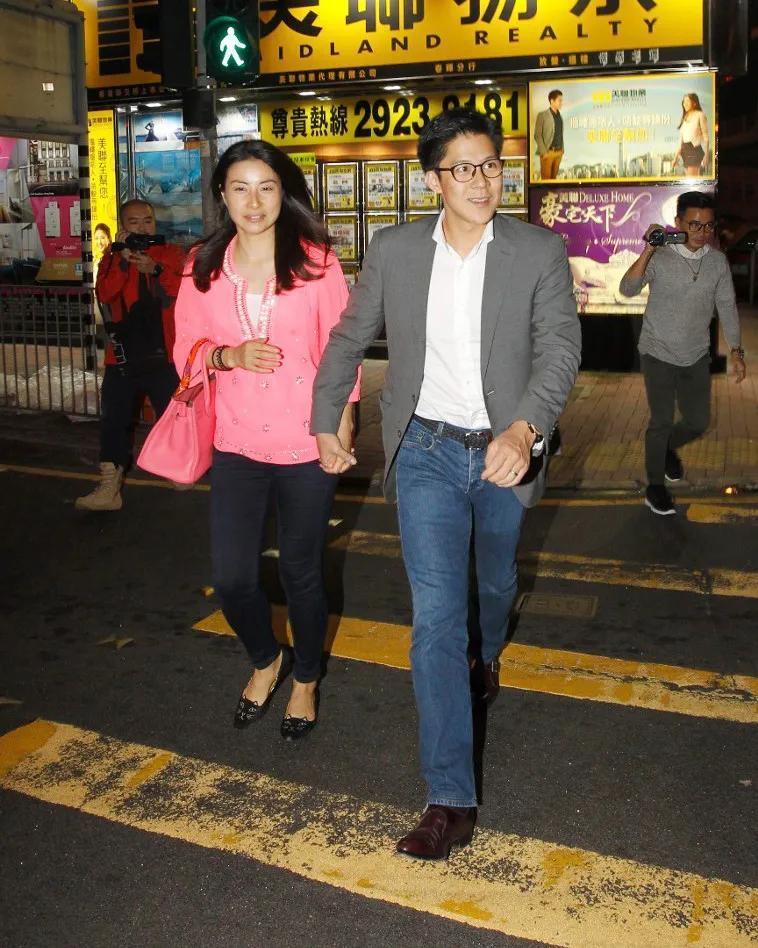 霍启刚是有点搞笑因子在身的，目测恋爱脑含量也有点高[奸笑][狗头]。与人对线时，