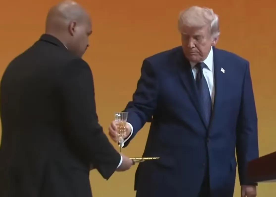 1. 国宴举杯细节藏玄机，美方端杯，安保密不透风
这次招待美国总统特朗普的晚宴，