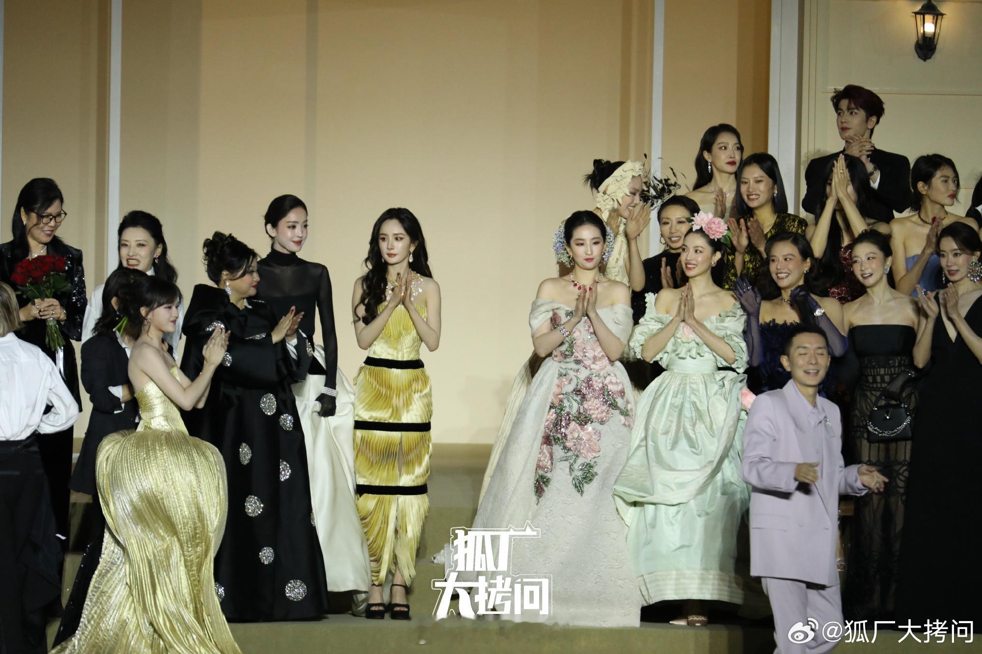 嗯 这张图我愿称之为《自律女生最闪耀》VOGUE大合影 ​​​