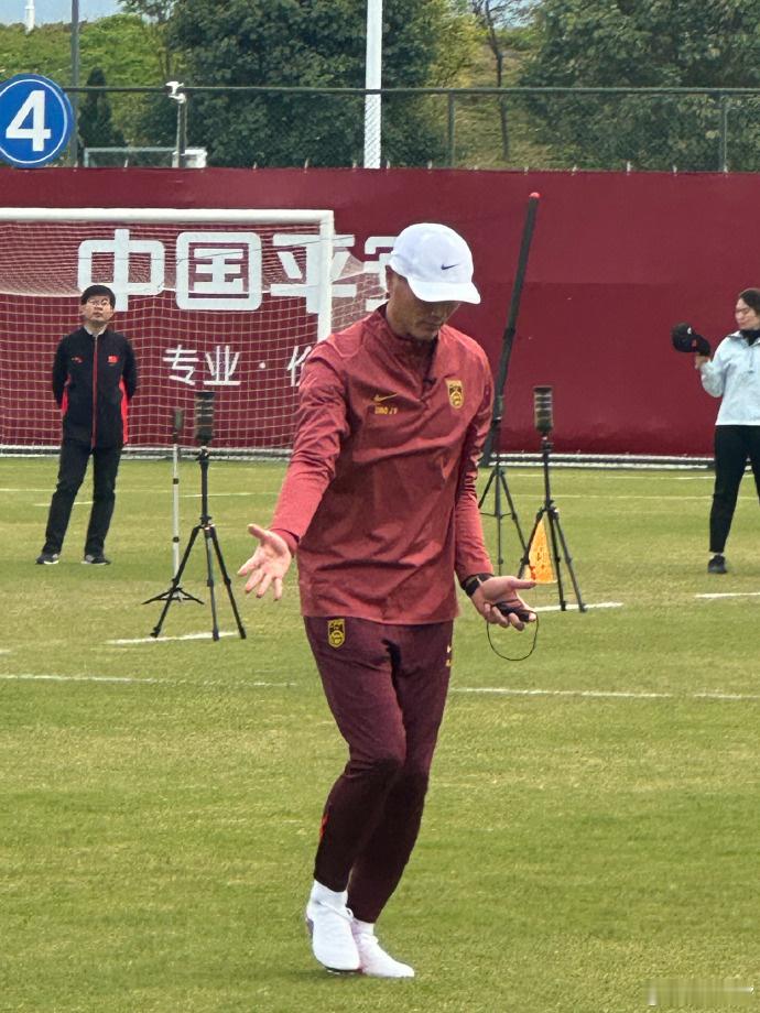 邵佳一国足首训1月4日，国足于广东肇庆集合进行冬训，媒体人晒出国足首练的情况，训