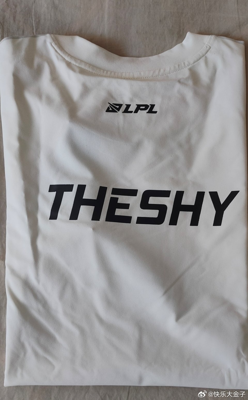 9月给铁粉抽TheShy队服，助力iG冲击世界赛。9月30日在抽奖群开，老粉记得