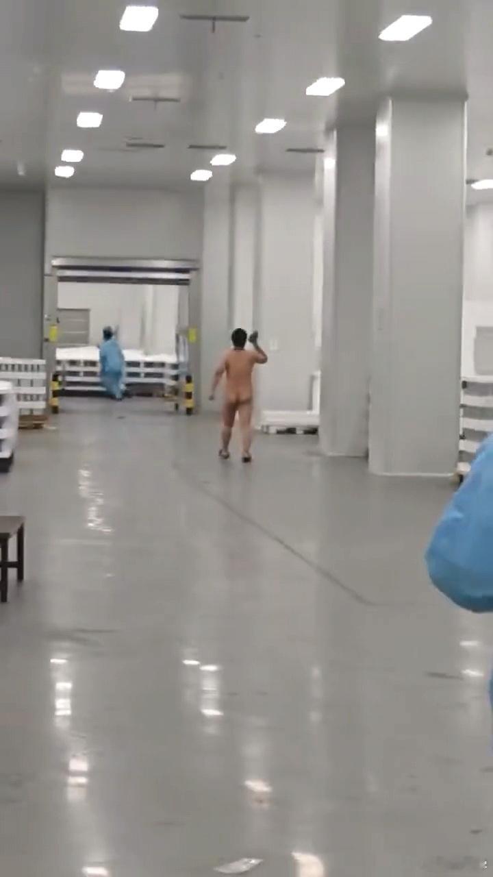 某知名上市公司，某车间不让普工上厕所，导致员工拉裤裆，情绪崩溃，在车间裸奔！ ​
