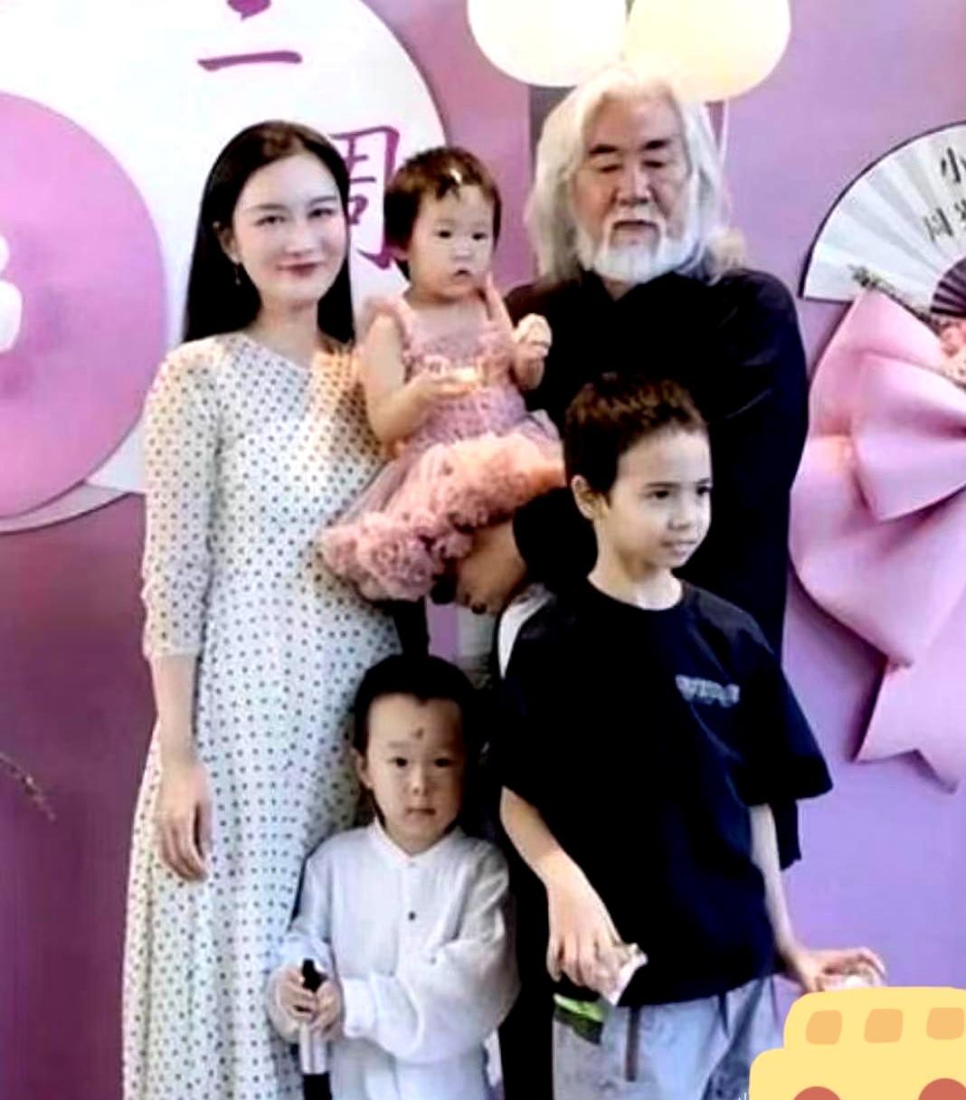 你敢信吗？
75岁的张导这回真是下狠心了！

把留了三十年的招牌大胡子刮得干干净