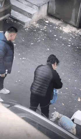 也不知道这个男子和这个女子是什么关系，不管是什么关系，这个男子都很不仗义，挺大个