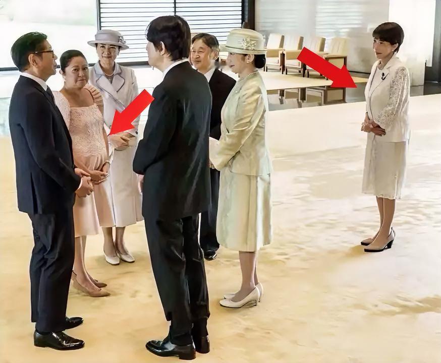 菲律宾总统小马科斯访问日本，看点是图中这两个女人——

图中，左边箭头指向的是小