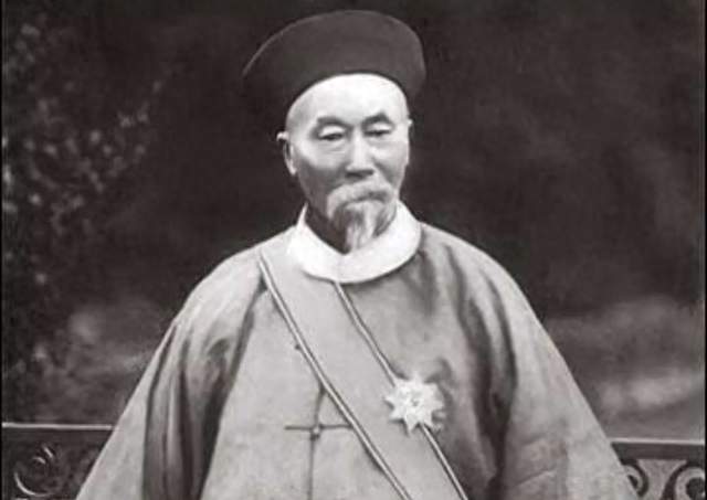 李鸿章是清王朝统治阶级的奴仆和帮凶，将清王朝推向了灭亡之路