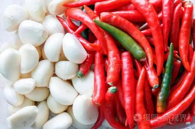 为什么辣椒和大蒜不同辣?

        辣椒的辣味集中在果肉内侧的胎座（白色