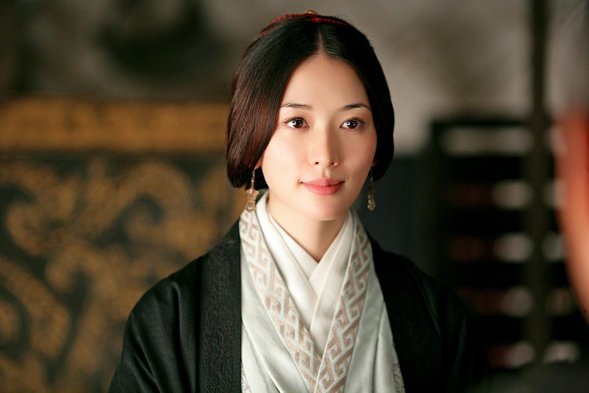 孙权的小女儿孙鲁育被判斩首，行刑前，她质问姐姐：“孙鲁班，我跟你是一母所生，你为
