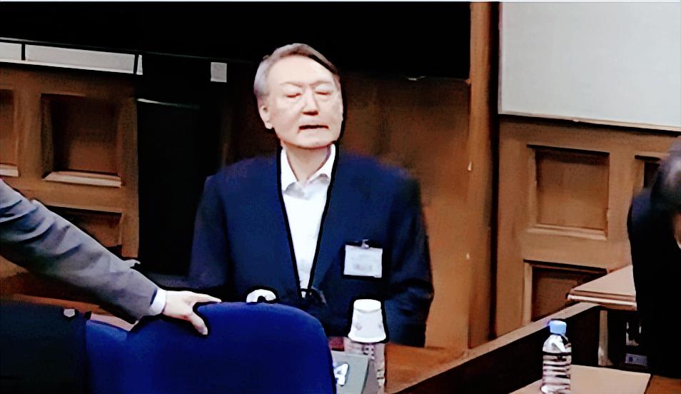 快看大瓜！韩国前总统尹锡悦，刚被法院判了无期徒刑没几天，就立马翻脸上诉了。
 