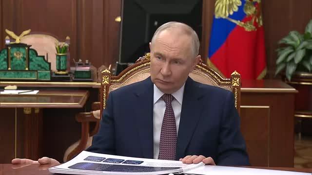 普京称恐怖袭击是全俄之痛，绝不能忘记
 
北奥塞梯行政长官谢尔盖·梅尼亚洛介绍别