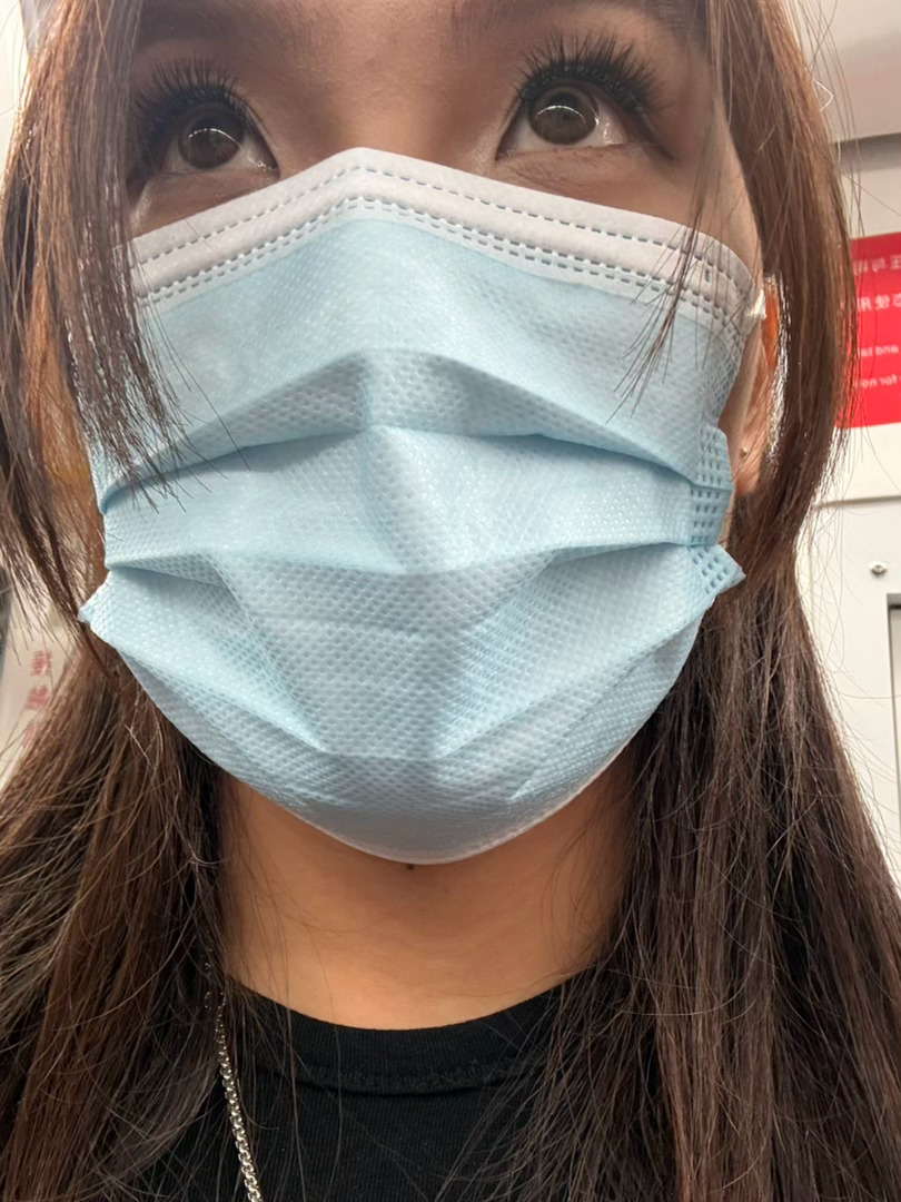 终于有一次坐公交带了口罩 对了这个假睫毛很好看有没有人想要链接？ 