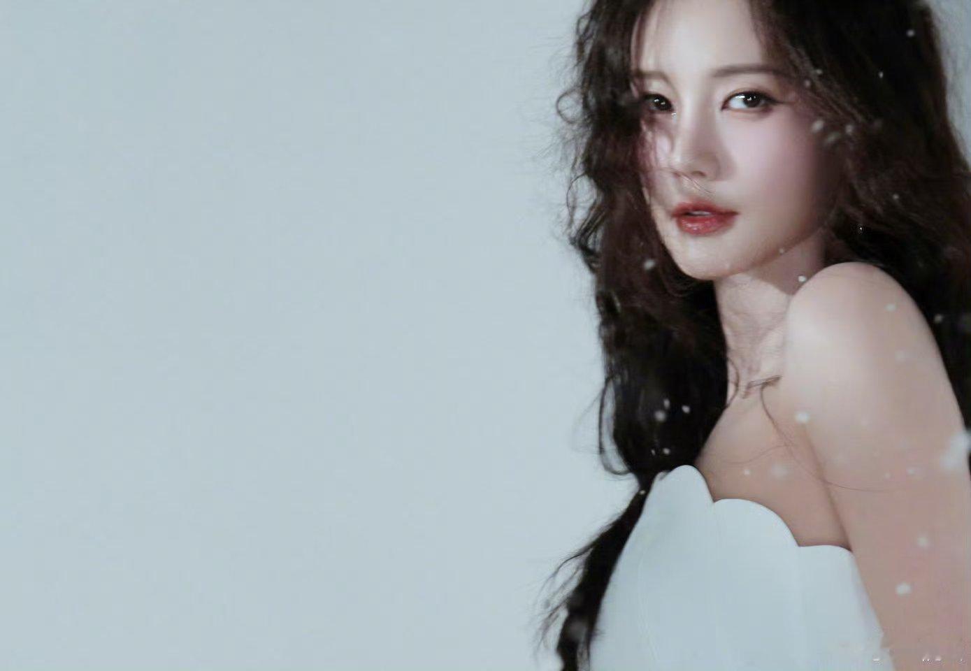 李一桐四季大片李一桐四季庆生照李一桐四季庆生照，太美了，喜欢😍 ​​​
