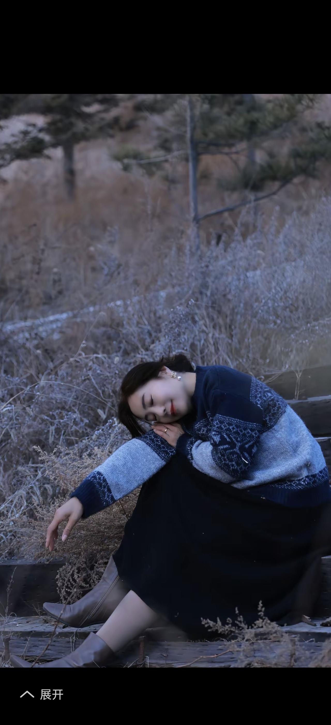 下雪天，别人能停课、机场能关闭，而打工人却还得照常上班，谁懂啊！窗外雪花像千百只