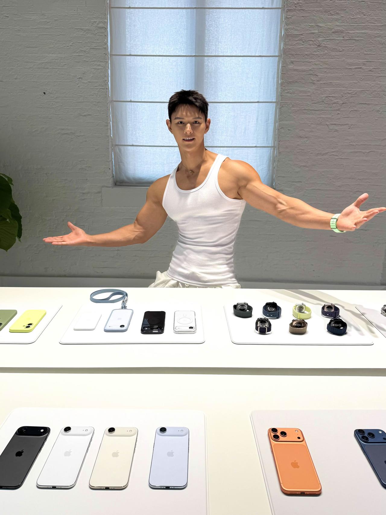 喜欢哪个？新iPhone我先替你们摸了！！
新iPhone的颜色也太戳我了吧，尤