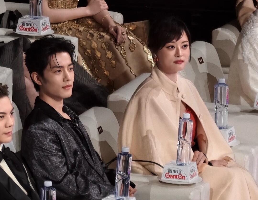 肖战孙俪唇语电视剧品质盛典内场星光璀璨，肖战与孙俪相邻而坐、亲切热聊，瞬间成为全
