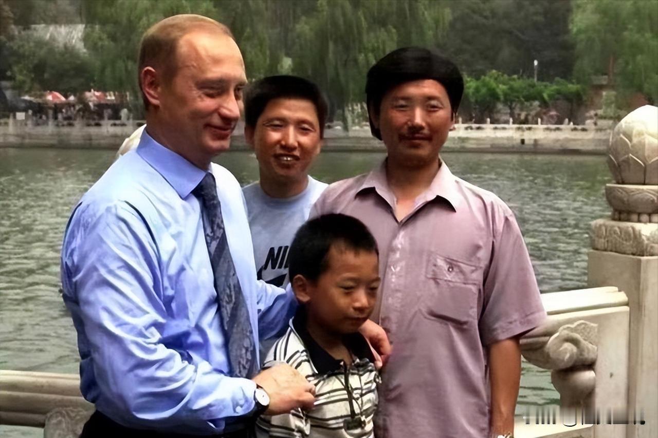 国际头条炸了！普京抵达北京，红毯还没走完，克里姆林宫突然抛出一则令人意外的重磅消