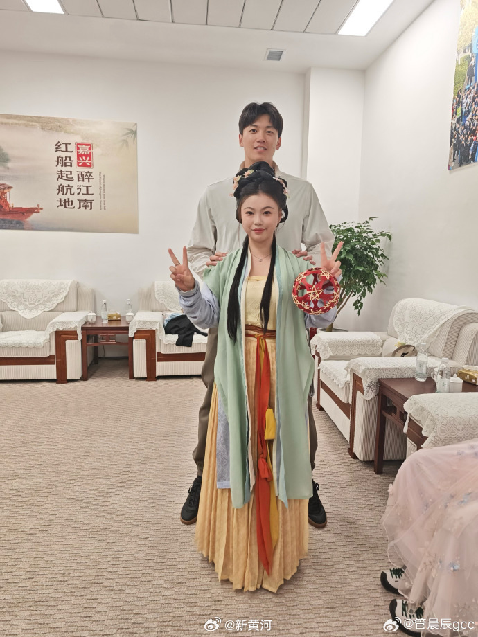 【#管晨辰吴越杯成团宠#】今天下午，“吴越杯”鸣哨开赛，5场对决同日上演，11支