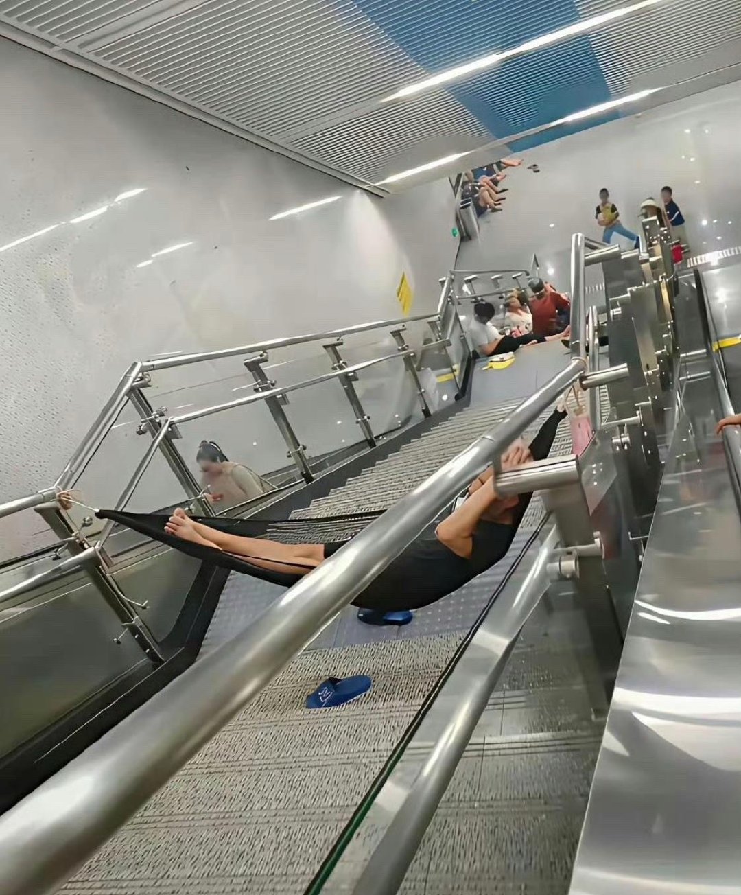地铁站这样蹭空调就过分了吧？ 