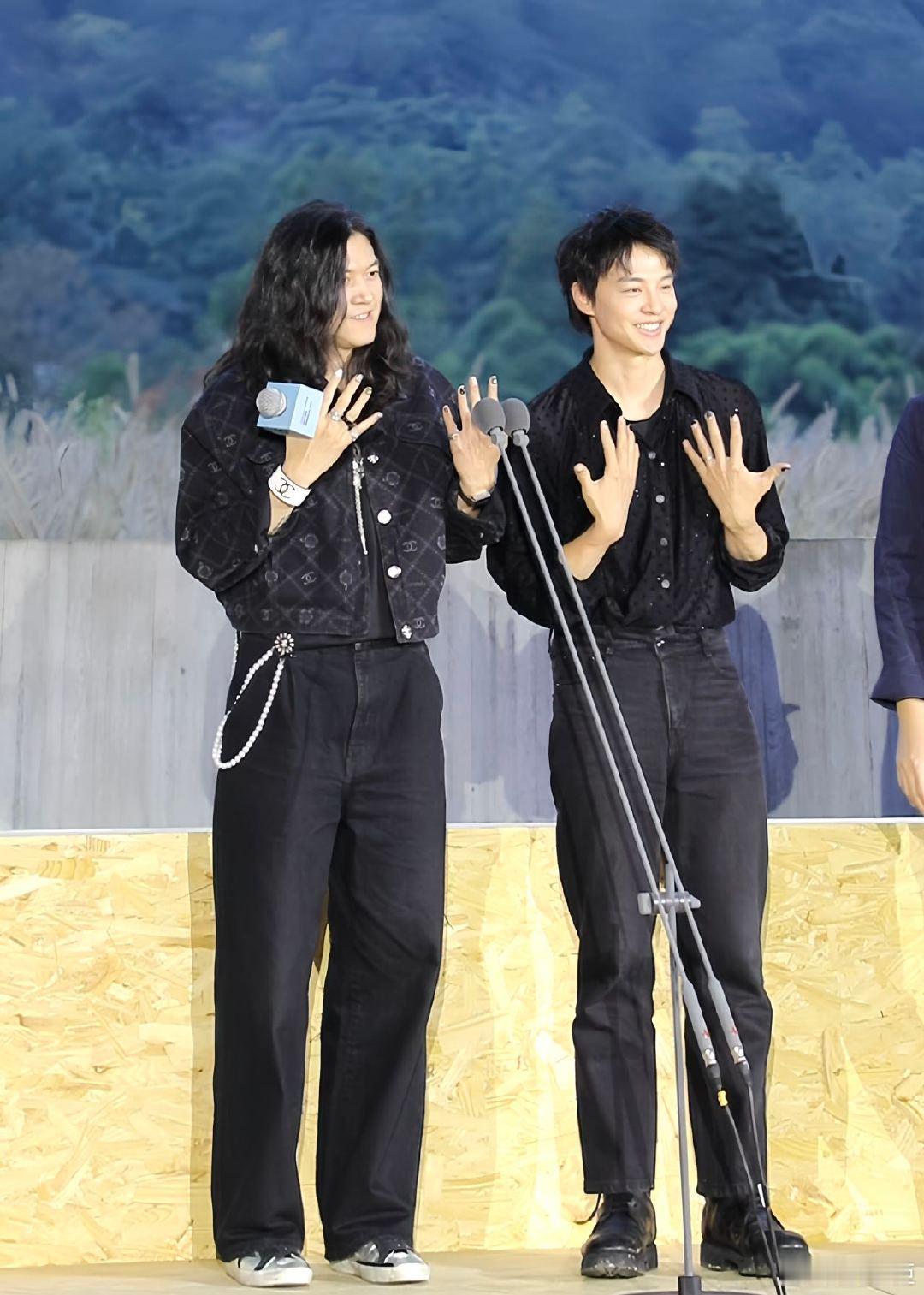 #辛爽尹昉秀美甲# 辛爽尹昉居然都有美甲！潮男的时尚果然是面面俱到的[老师夸夸]