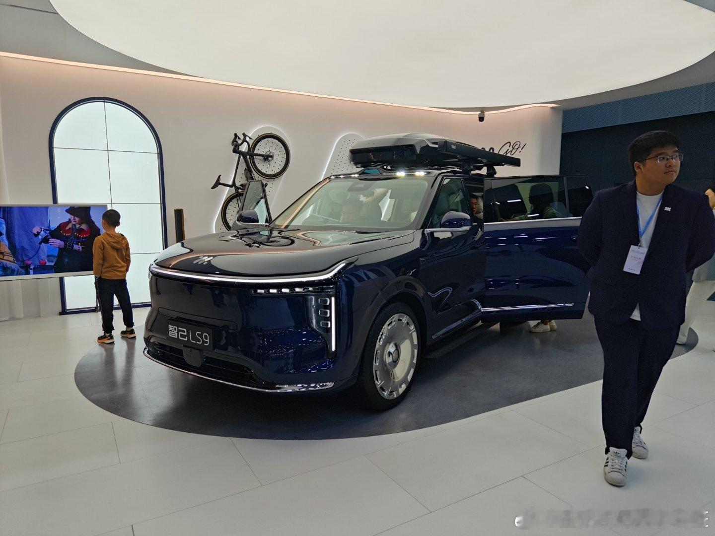 智己LS9：金刚芭比家的轻虎下山这家过往的小车，长得都像吃了菠菜的大力水手，到了