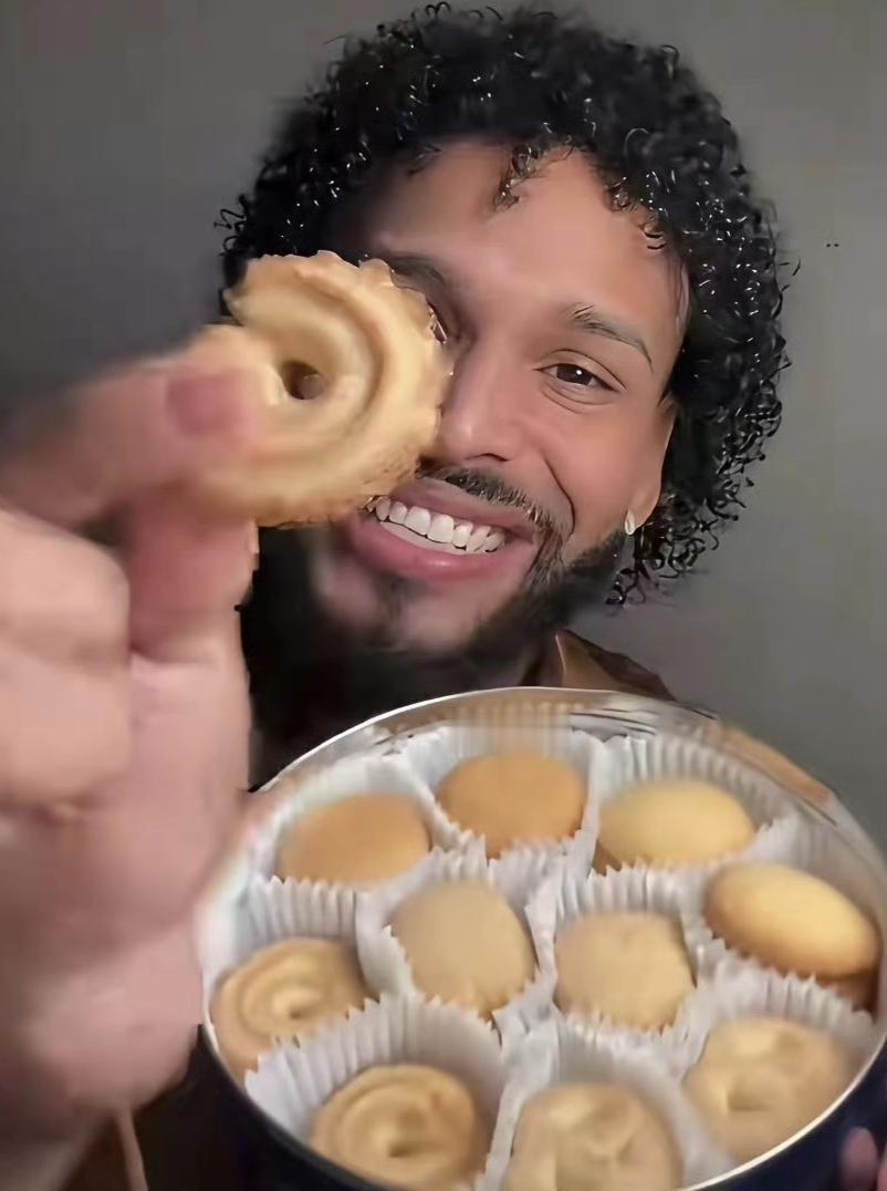 一位美国人在超市
采购圣诞节食物时，
发现丹麦蓝罐曲奇居然是印度制造，然后，他通