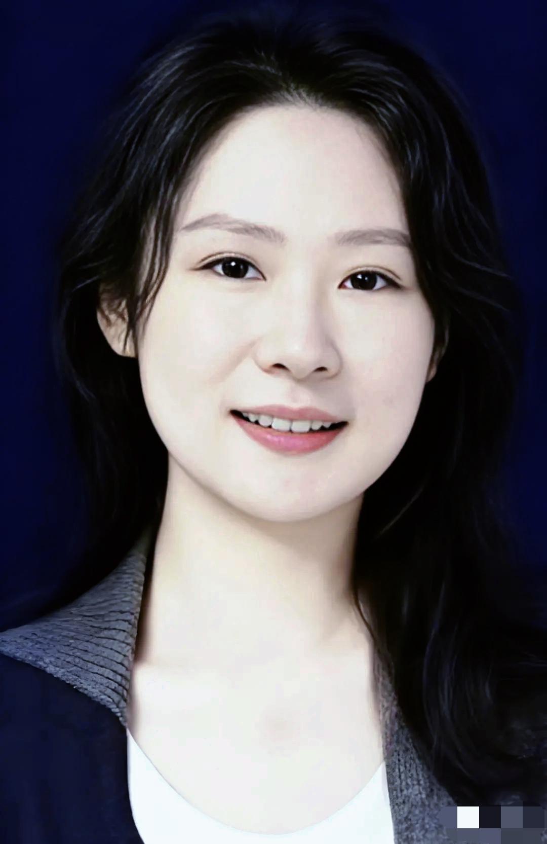 对外经贸本科+港科大硕士，唐婵玉这履历往哪摆都是实打实的学霸精英，偏生还颜值气质