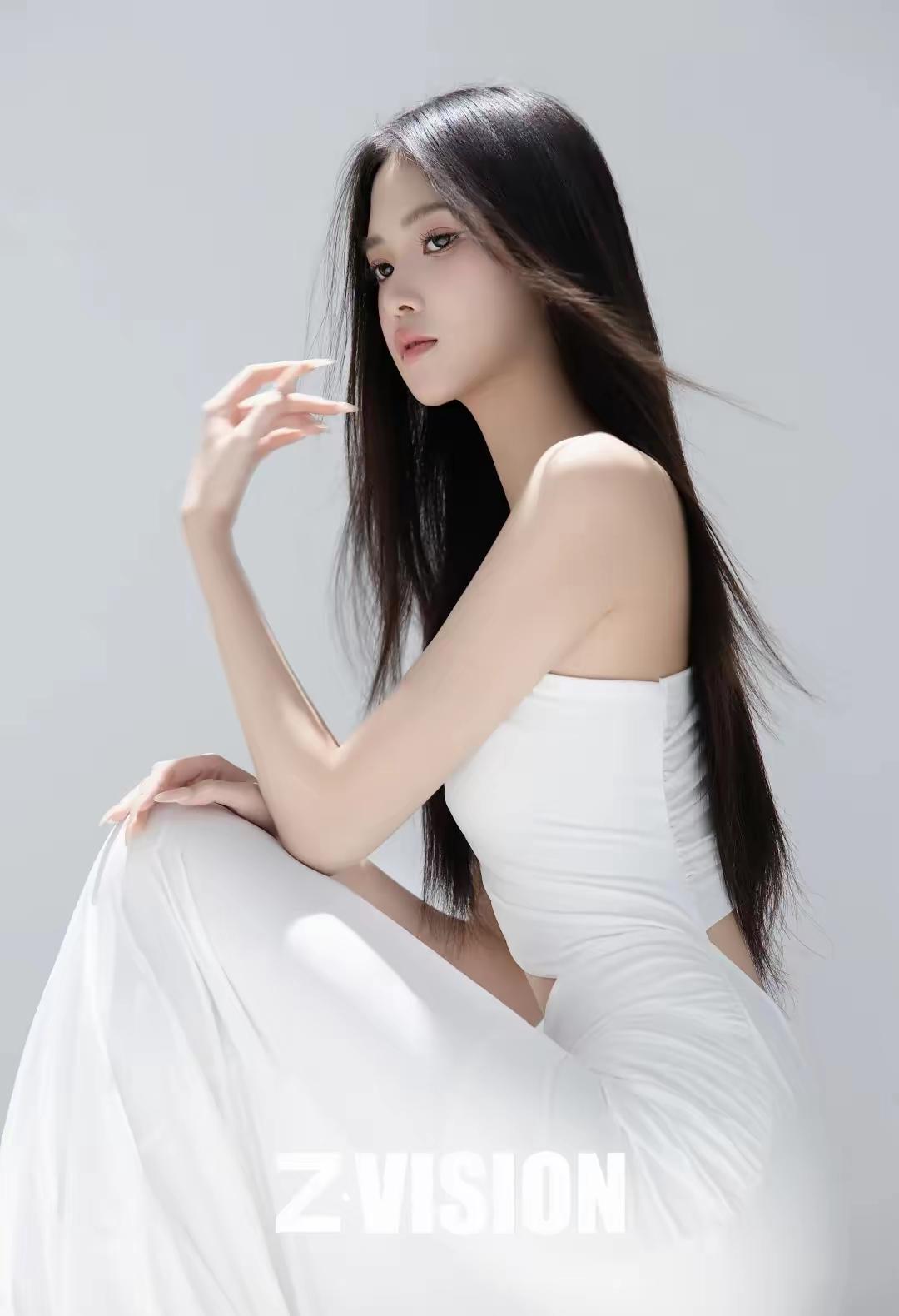 优雅白裙，柔美姿态，Z-VISION呈现上联：清清楚楚不清楚，求下联？ 高级感收