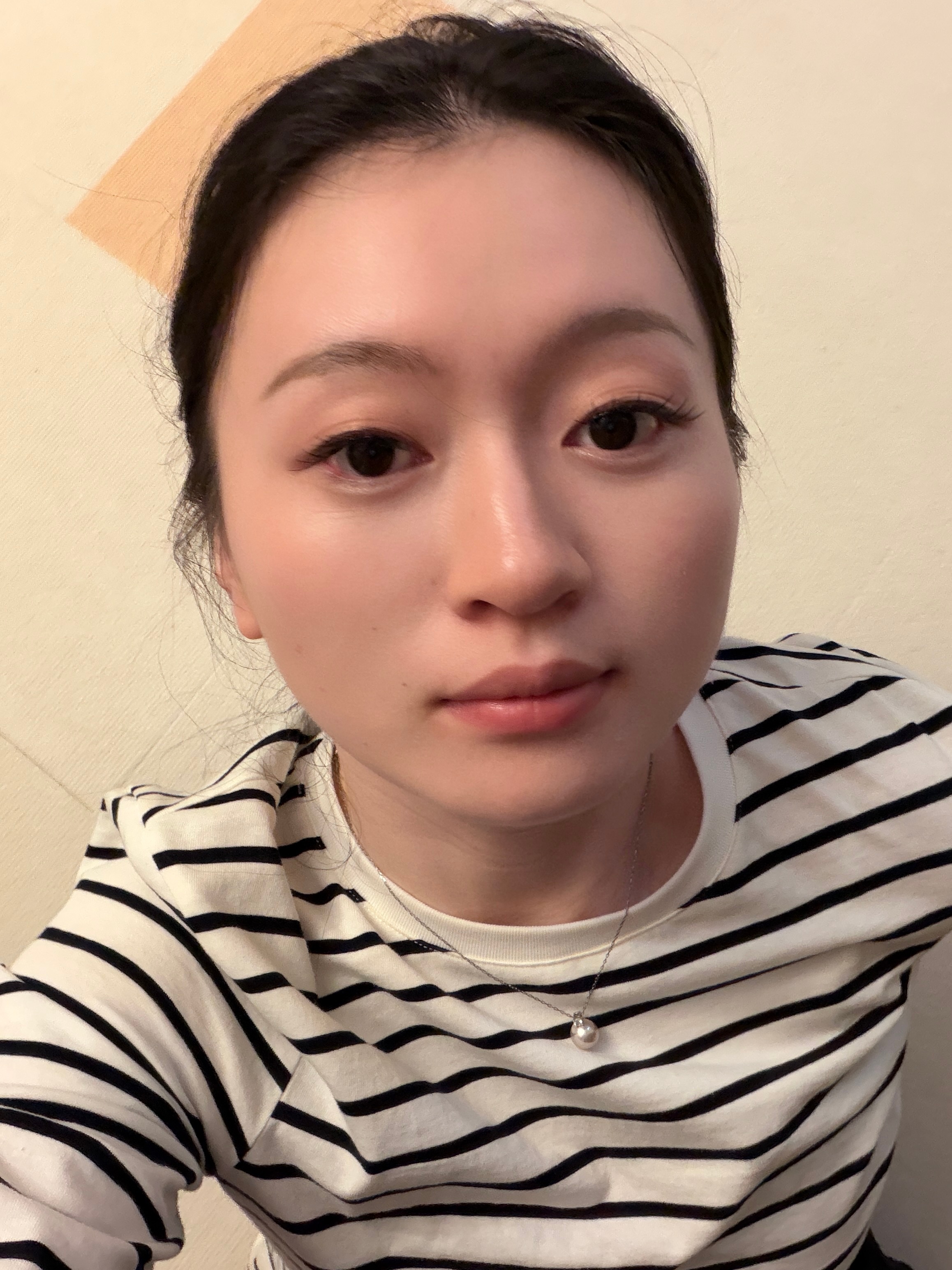 我今天用了新的假睫毛你们觉得好看吗很便宜的一开始我觉得不太好用很难夹起来但是后来