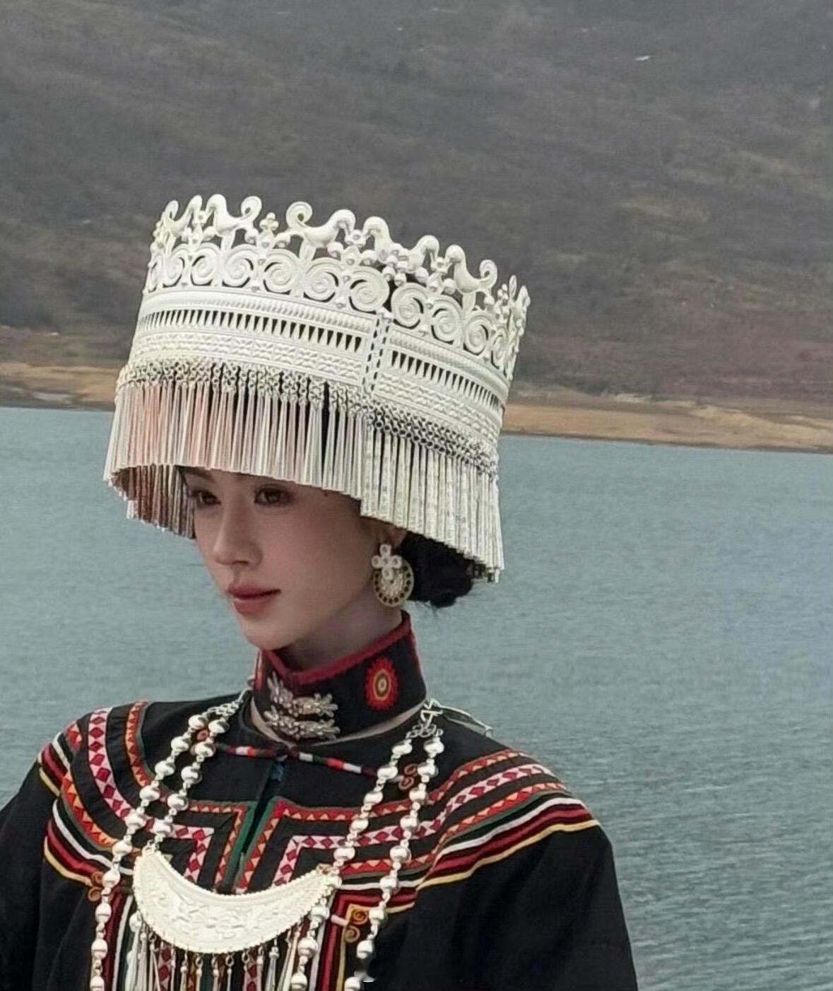 网友偶遇身穿民族服饰的鞠婧祎，美了一大跳 