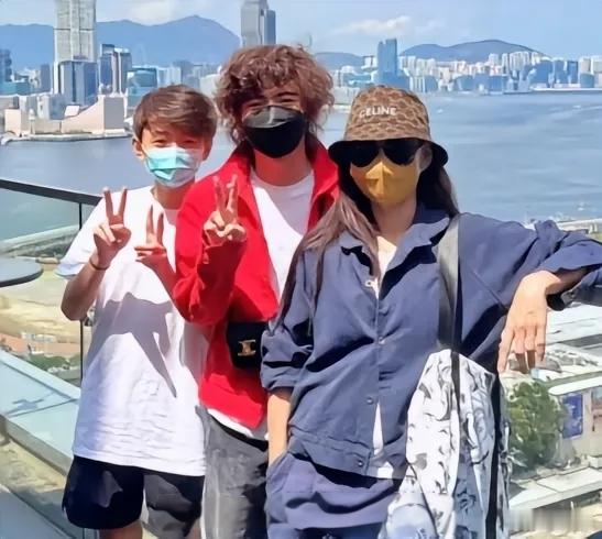 张柏芝把三个孩子养得很好能把三个孩子教育得懂事通透，背后真的太不容易。十几年倾注