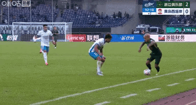 不是！这也不是青岛主场啊！怎么这主裁这么不敢吹啊？这手里没牌是吧！这种犯规真没有