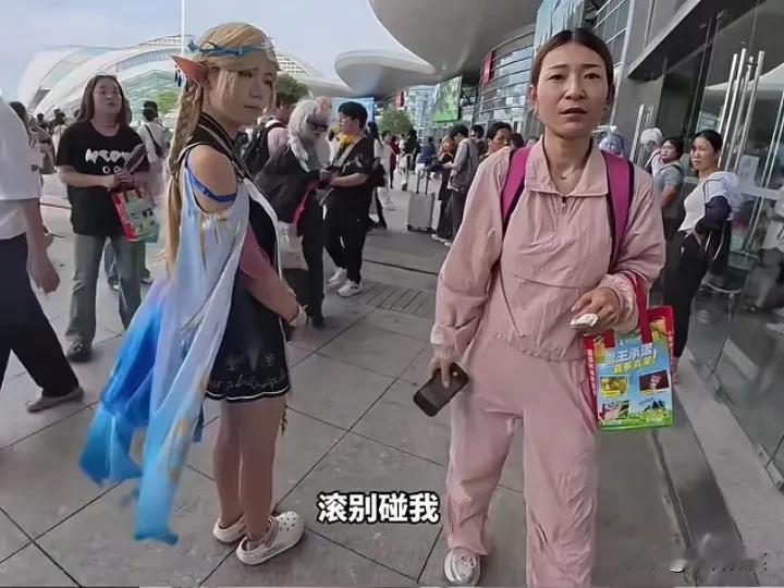 “卖笔骗局”，7月27日，湖北漫展门口，一团伙冒充大学生创业向学生和coser销