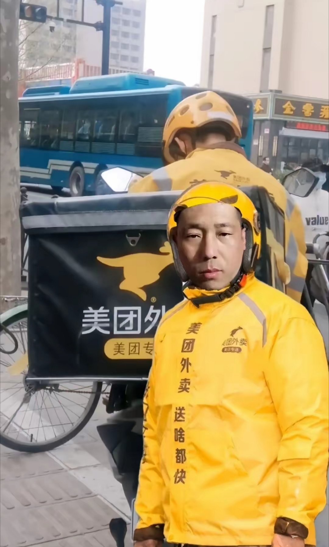 网友：八岁那年，我碰到一个算命先生，他说我四十以后，就会黄袍加身，天天大鱼大肉相