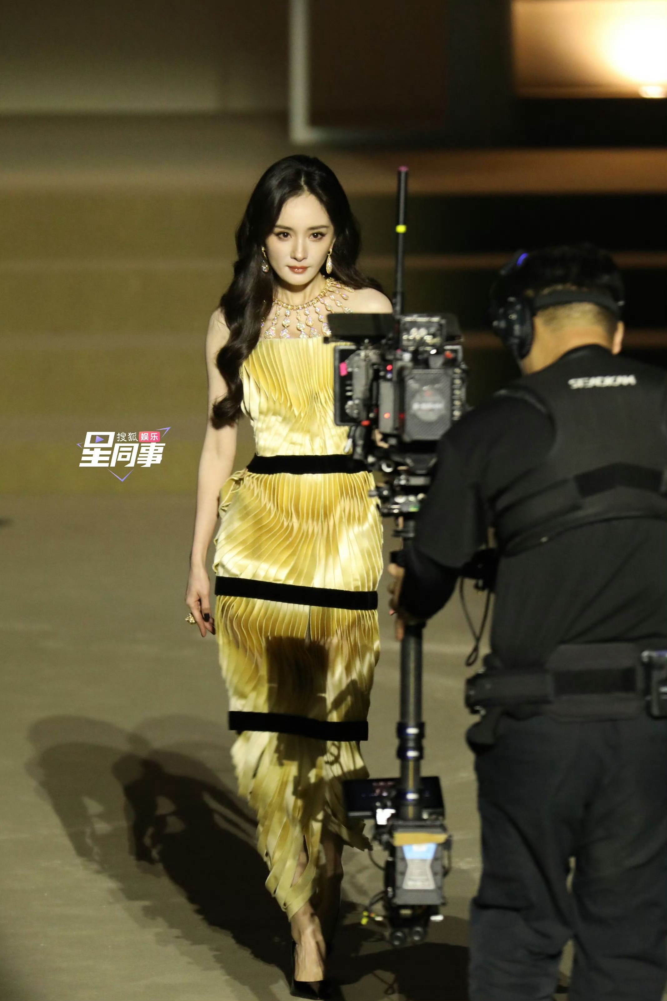 杨幂开场有的人还在压轴怪圈里争来争去，杨幂已经携顶级星光闪亮登场了[点赞]杨幂 