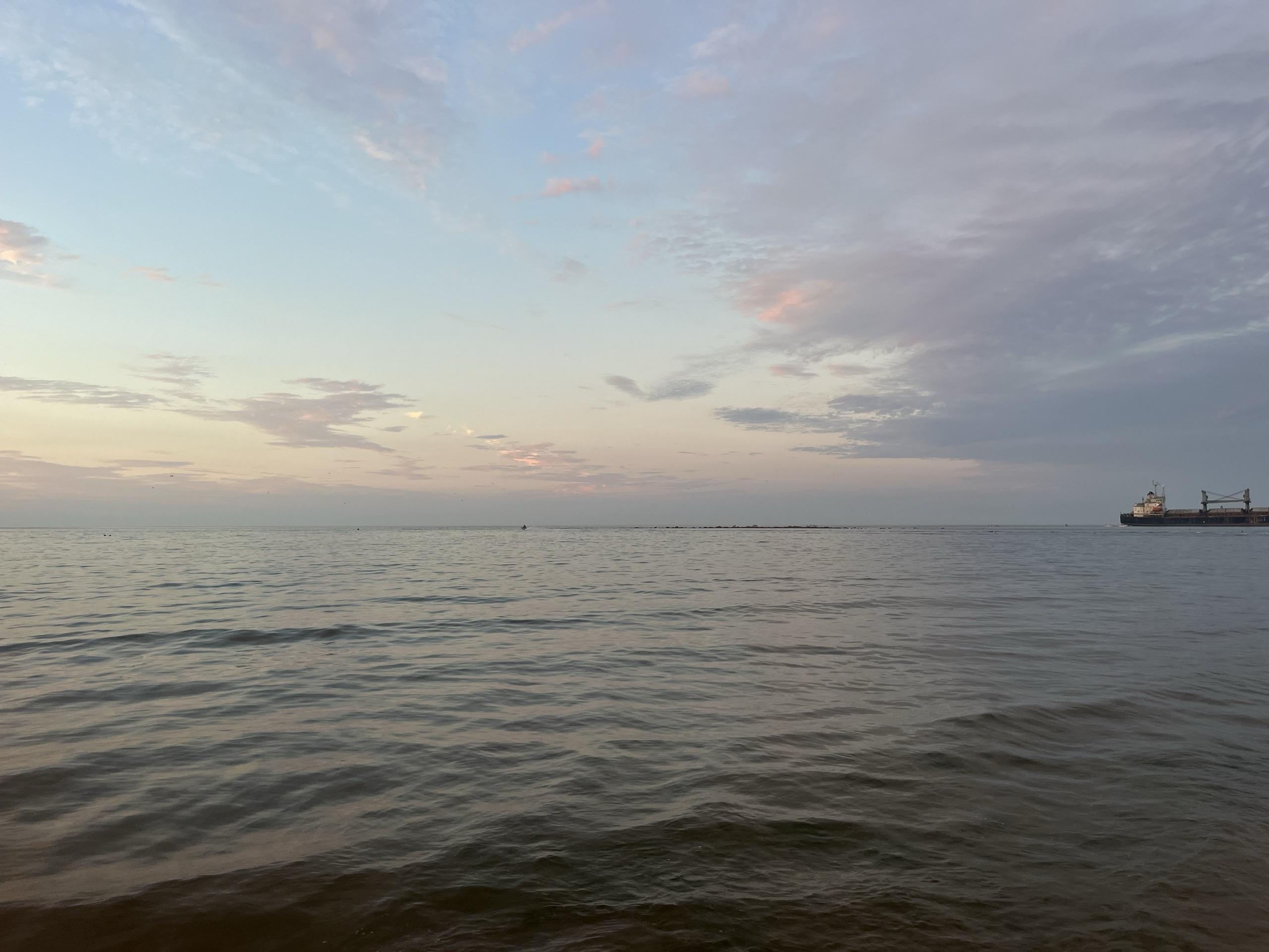 只懂讨好别人是在断送自己 不要总是去讨好别人 你更需要学会的 要有勇气...