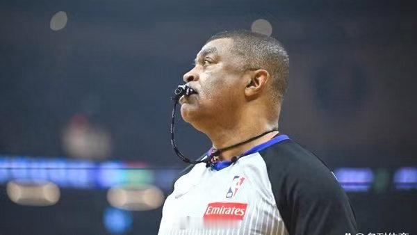 NBA西决G5裁判吹罚引争议5月27日，NBA西部决赛第五场雷霆主场127-11