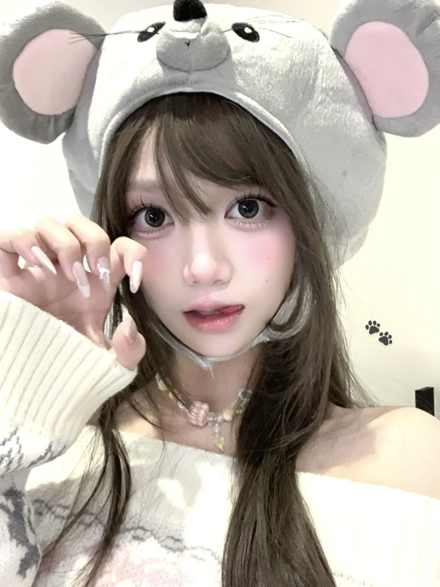 ʕ ⊃･ ◡ ･ ʔ⊃🐾。
