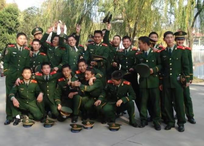 致敬我们曾经的军旅生涯 致敬军营里我们不一样的青春 致敬青春，无悔军旅 我的青春